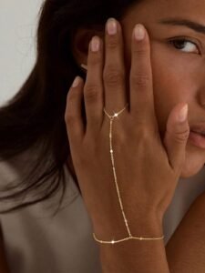 1pc Minimalist Fashion Metal Clip & Flat Chain Linked Finger Ring Bracelet (Handmade Chain Cut To Proper Size, Random Number Of Disc Charms)