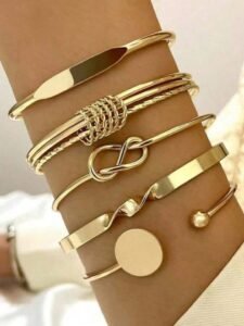 5pcs/Set Vintage Exaggerated Wide Cuff Bracelet Set, Gold Smooth Asymmetrical Bangle And Bracelets, Suitable Gift For Girlfriends And Friends.Perfect Gift For Birthdays, Holiday Gifts, And Parties. Suitable For Daily Wear And Holiday Celebrations, Suitable For All Seasons, And Is An Ideal Choice For Holiday Accessories.